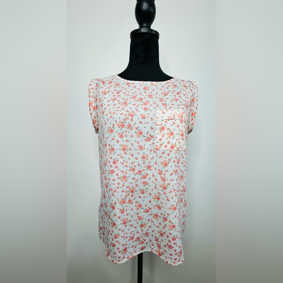 GAP Tops - Womens Gap Sleeveless Floral Blouse With Front Pocket